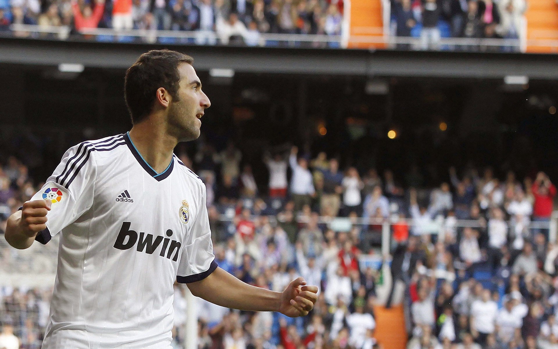 引擎轰鸣与终场哨响，当F1街道赛之夜遇见英格拉姆的乾坤一掷